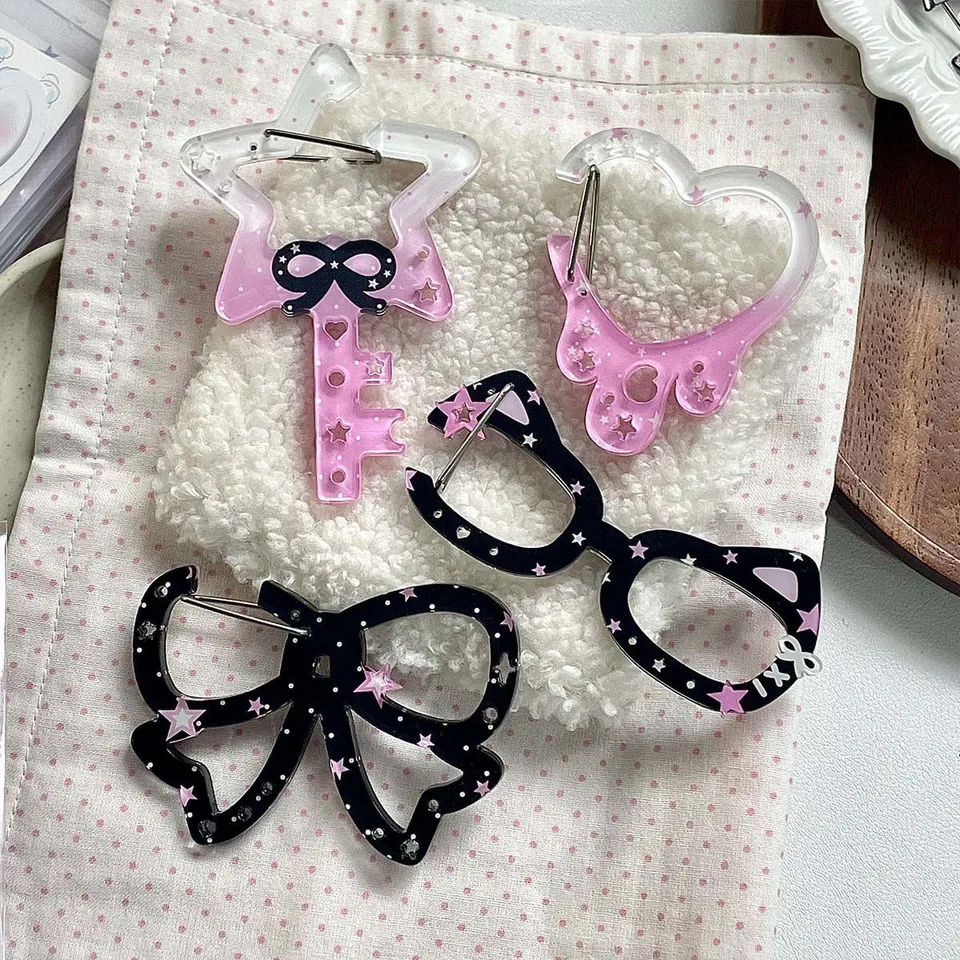 Pink heart-shaped clip displayed with star, bow, and cat-shaped clips.
